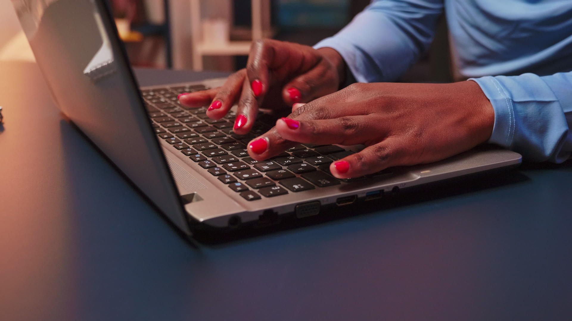 黑人妇女在笔记本电脑键盘上打字视频的预览图