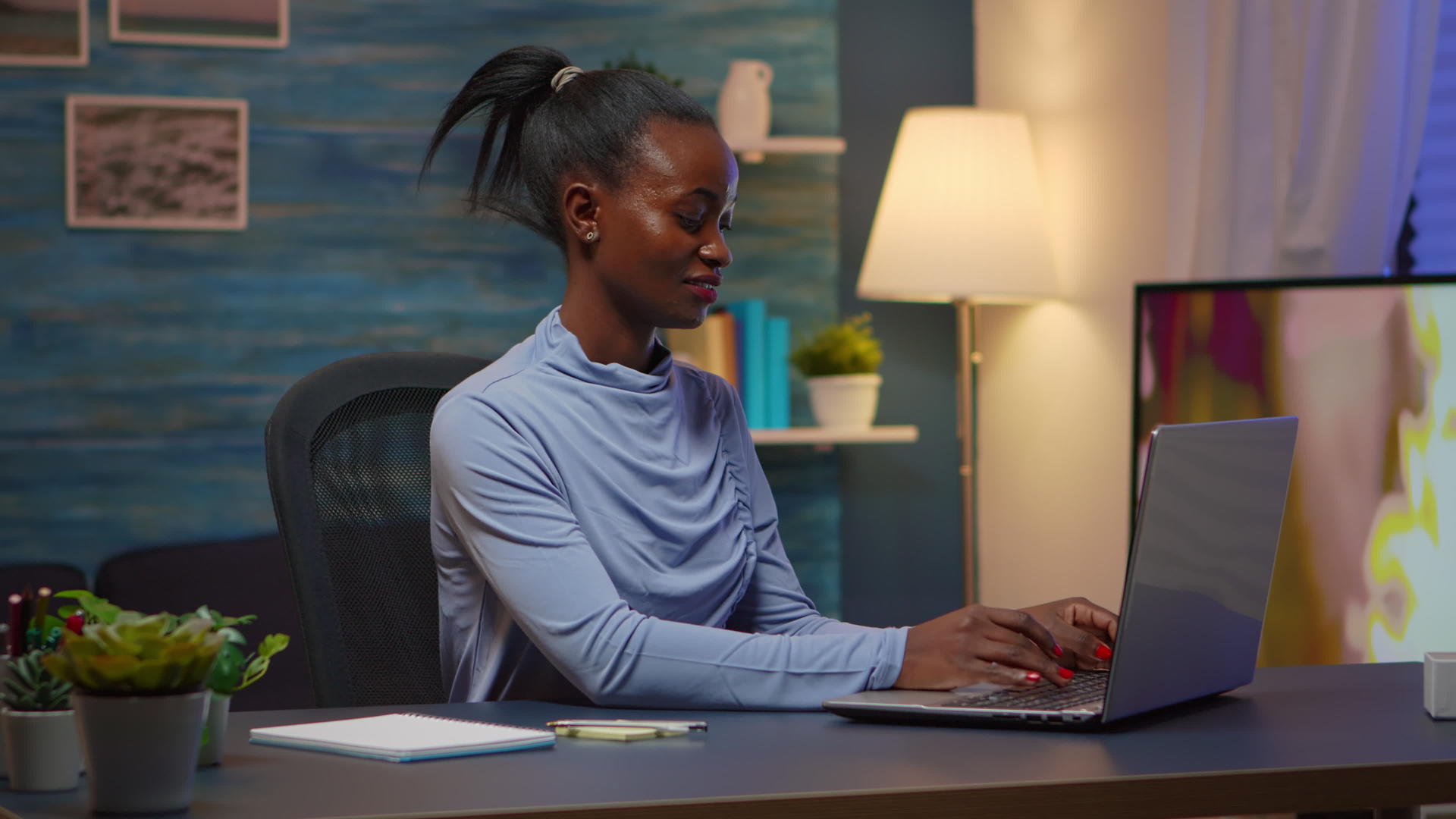 黑黑女人打电脑写纸笔记视频的预览图