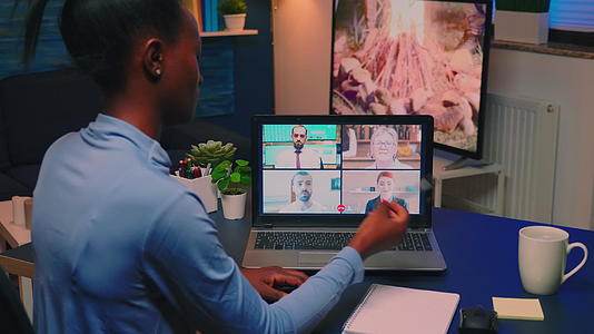远程黑人员工在家工作时举行电视会议视频的预览图