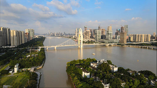 4k高清航拍广州珠江上的猎德大桥城市白天顺光拍摄视频的预览图