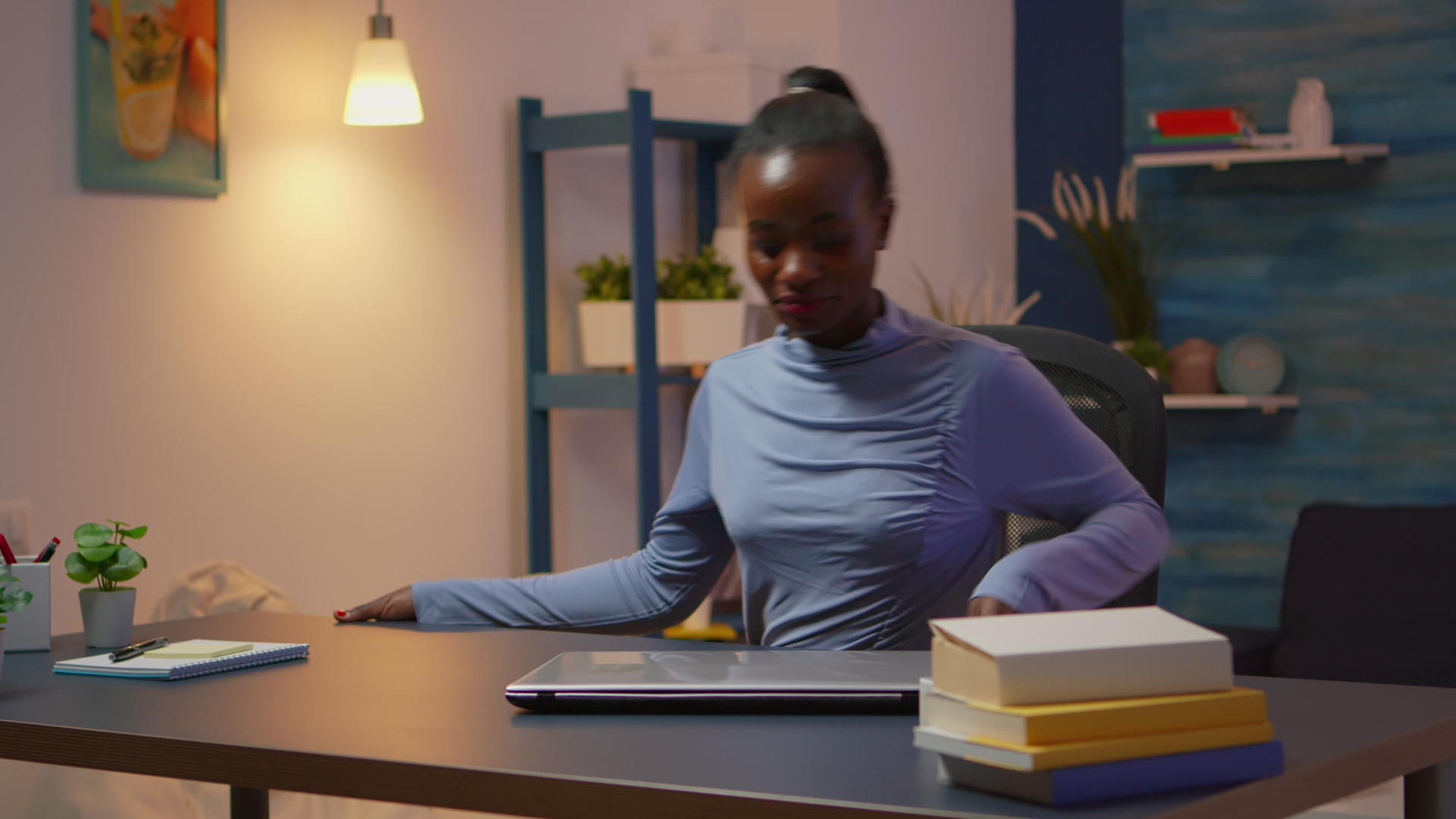 非洲女性进入客厅打电脑视频的预览图