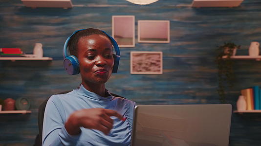 非洲妇女使用无线耳机监控音乐视频的预览图
