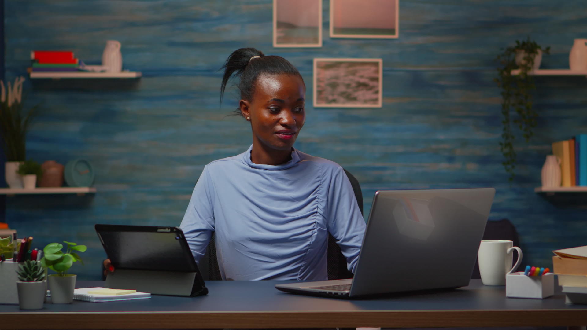 非洲女性同时使用笔记本电脑和平板电脑视频的预览图