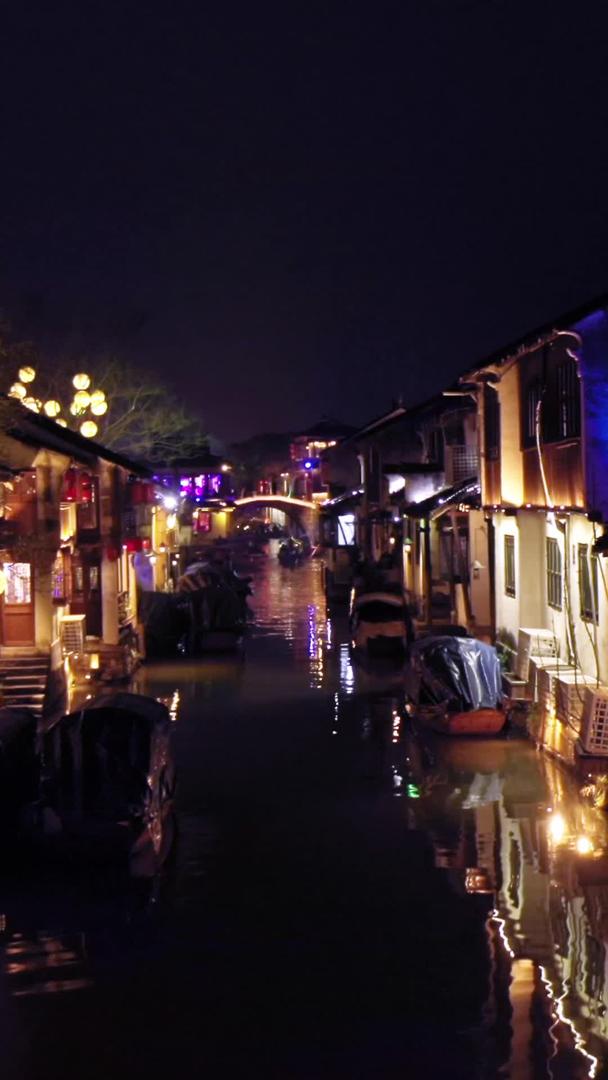 江南水乡夜景航拍视频的预览图
