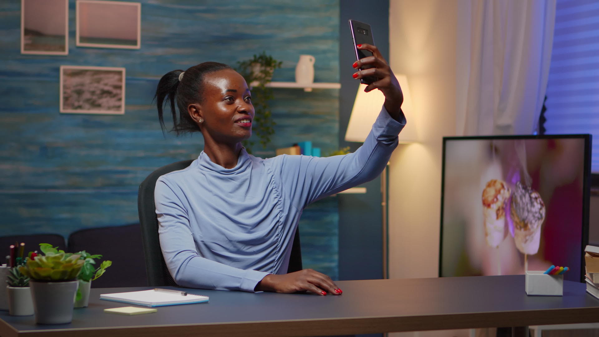 非洲女性使用智能手机自拍视频的预览图