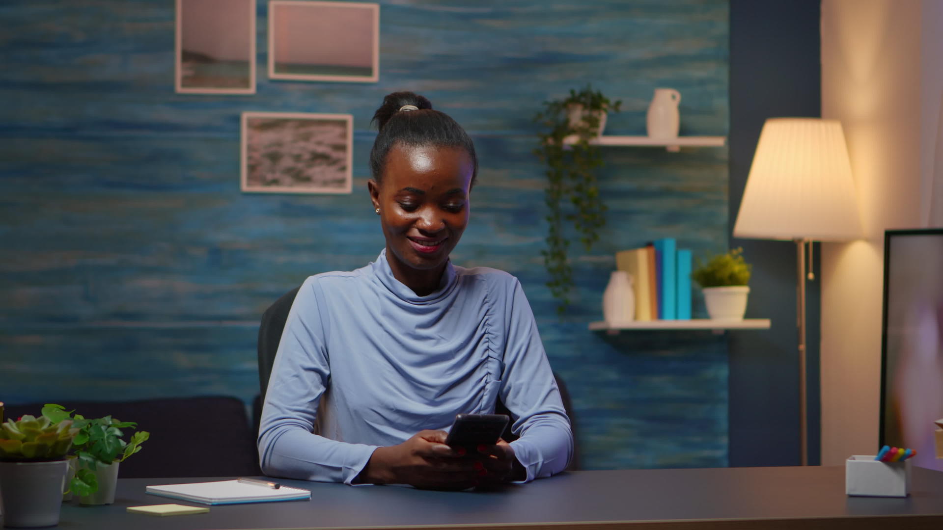非洲女性用智能手机打断打字视频的预览图