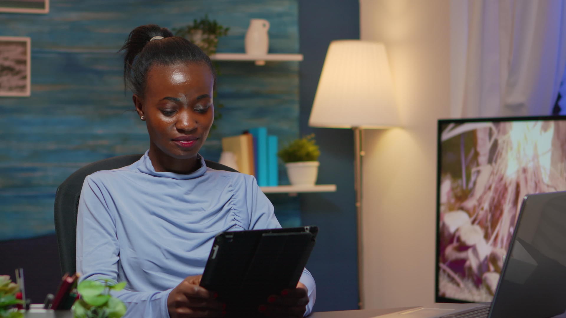 非裔美国女商人使用平板电脑休息视频的预览图