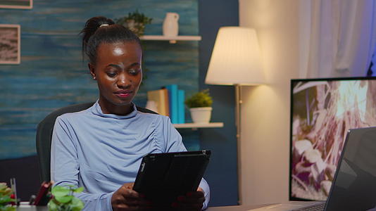 非裔美国女商人使用平板电脑休息视频的预览图