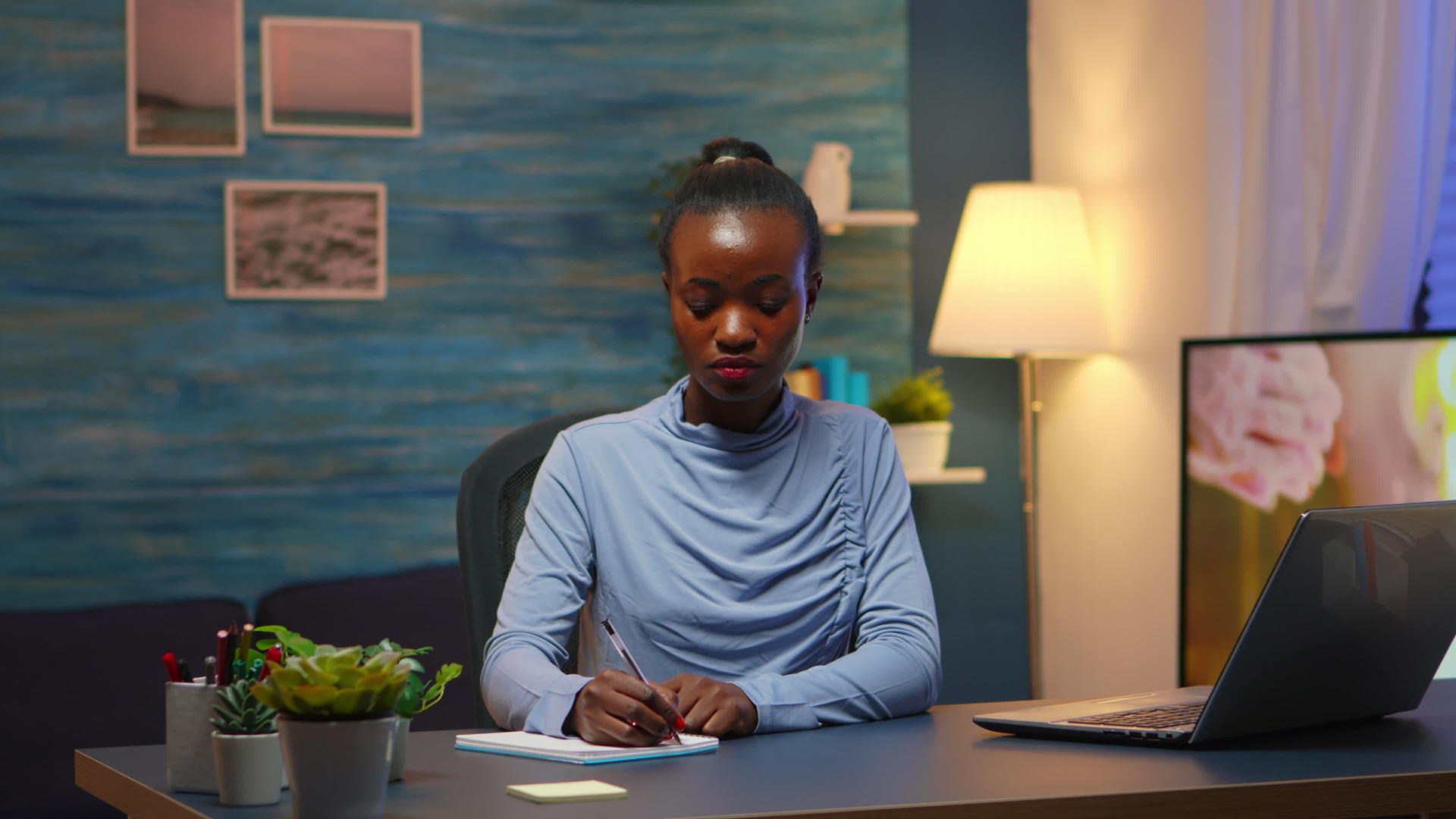 写笔记本的黑人女商人加班加班视频的预览图
