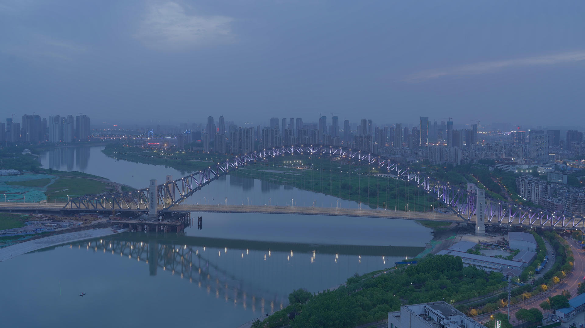 日转夜延时摄影城市桥梁道路夜景川流不息的车流4k素材视频的预览图
