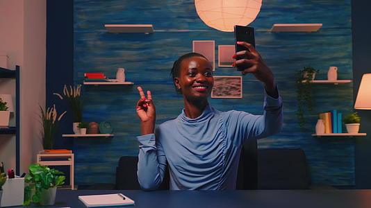 African员工微笑时用手机自拍视频的预览图