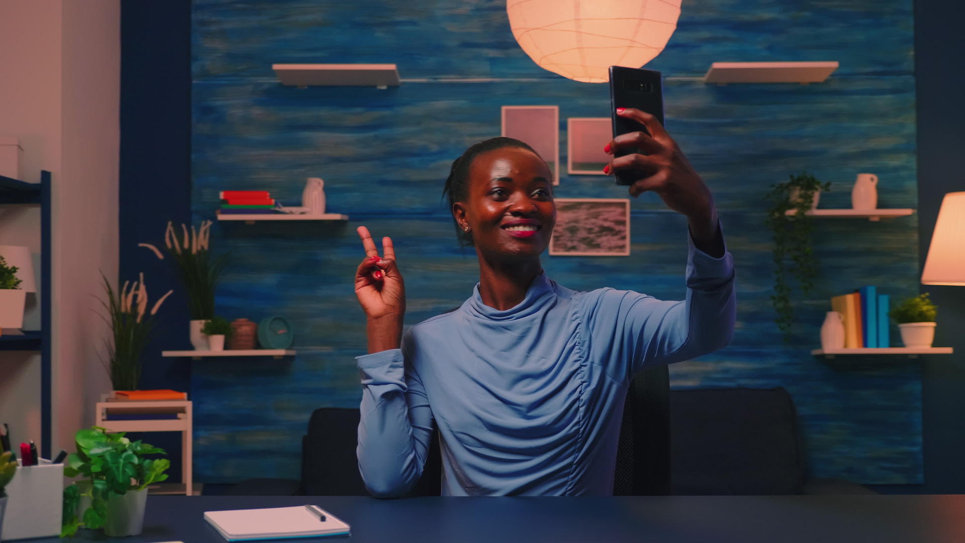 African员工在相机微笑时使用手机自拍视频的预览图