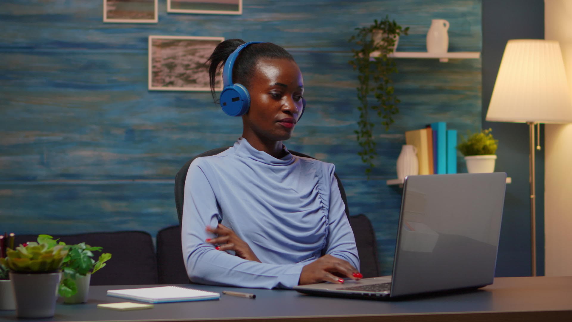 黑人女士在电脑上工作视频的预览图
