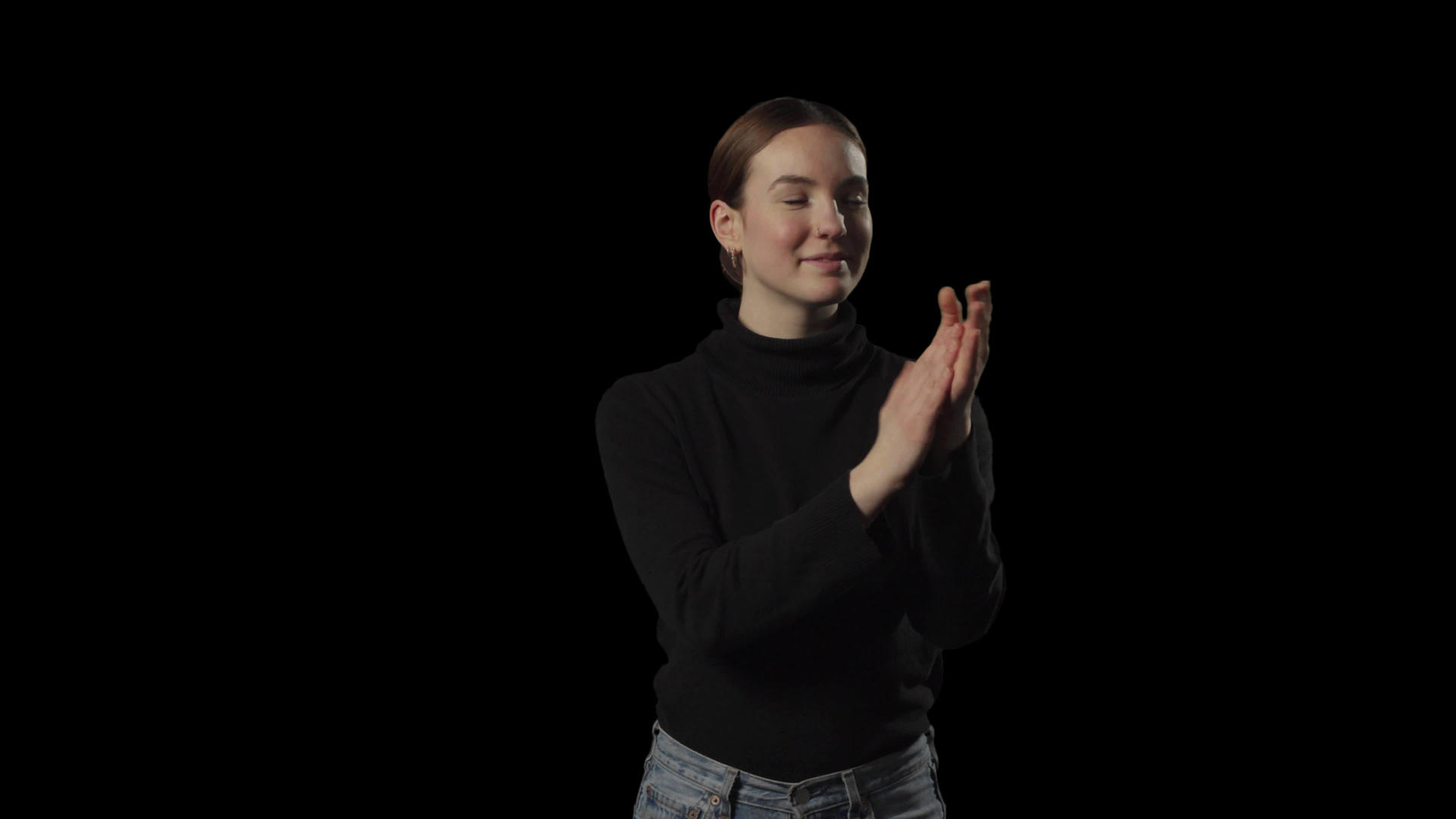 年轻女性在孤立的背景下用礼貌的手拍手视频的预览图