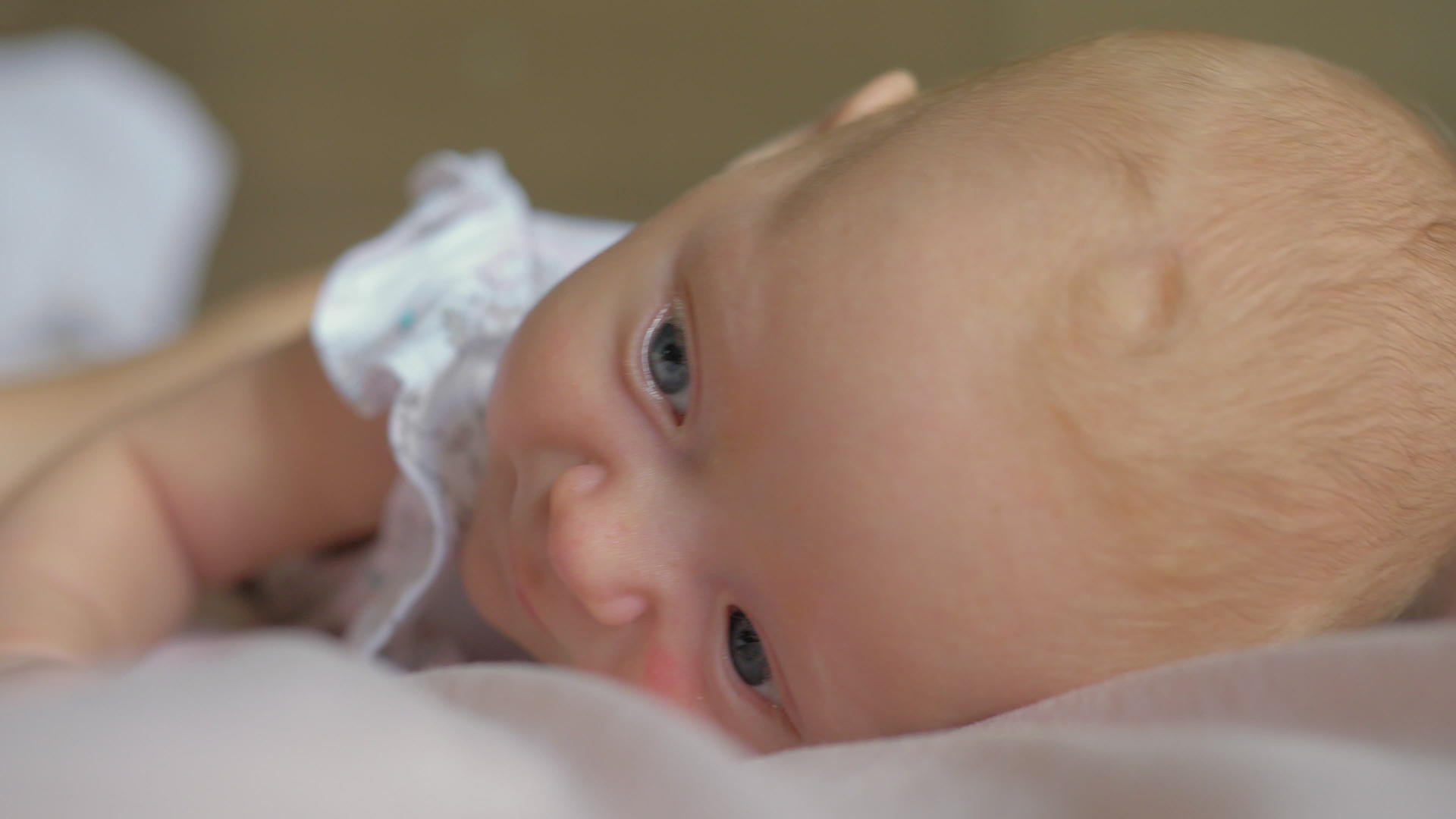 一个躺在肚子上的女婴视频的预览图