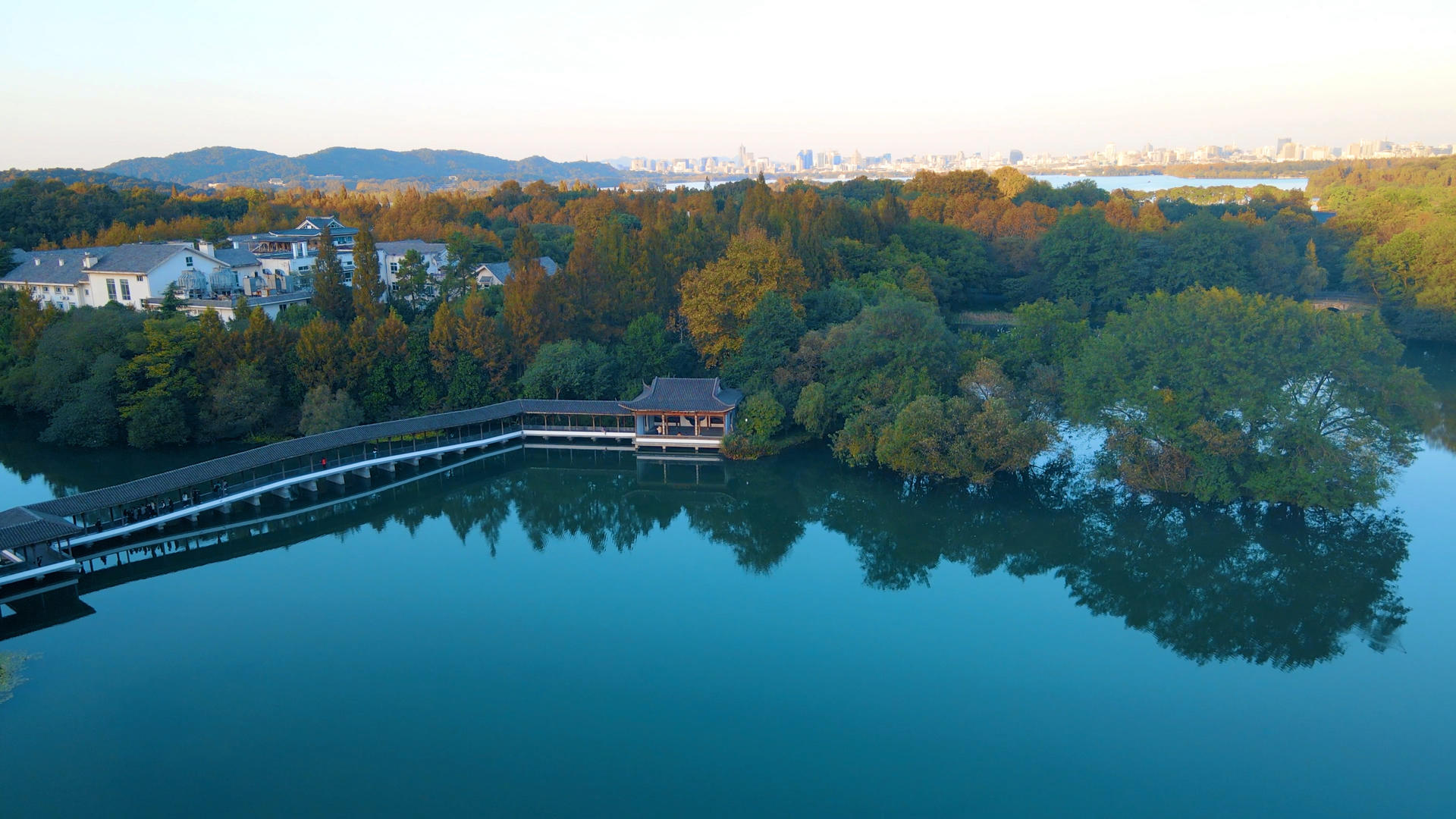 4K航拍夕阳俯瞰杭州西湖视频的预览图
