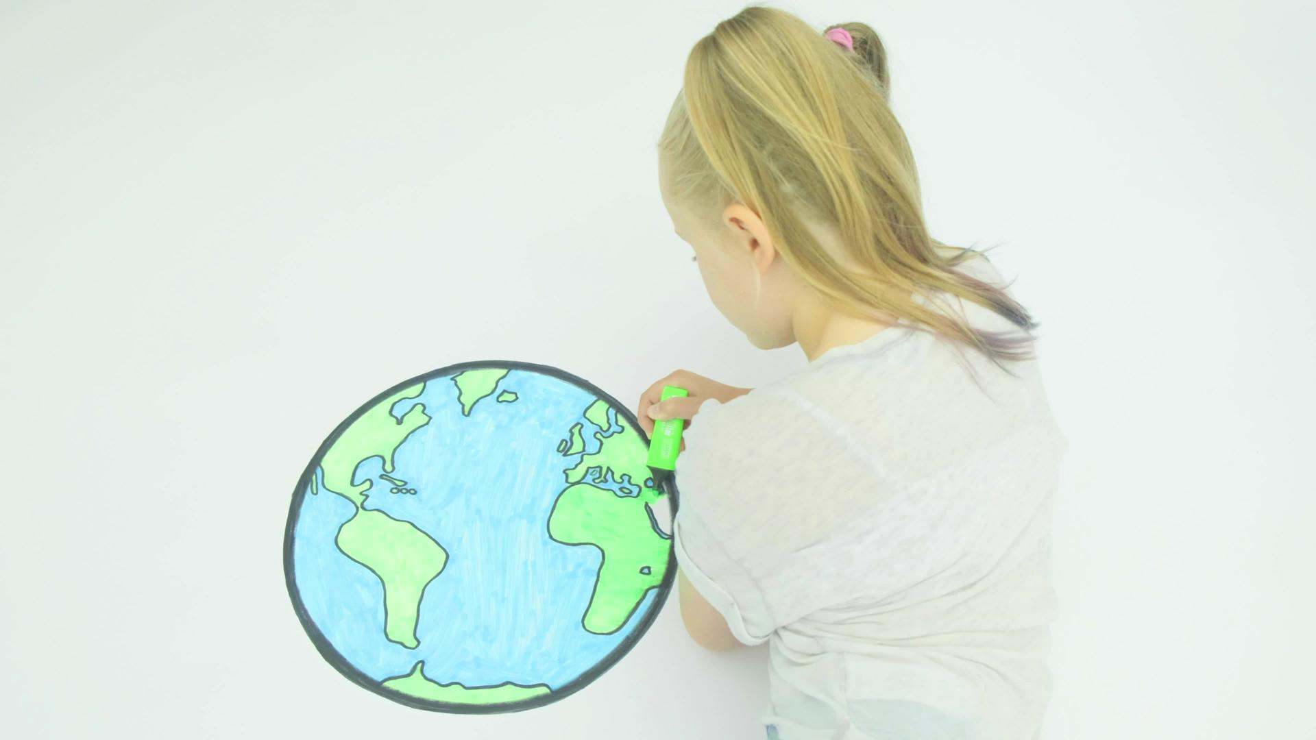 在世界地图上染色的年轻女孩视频的预览图