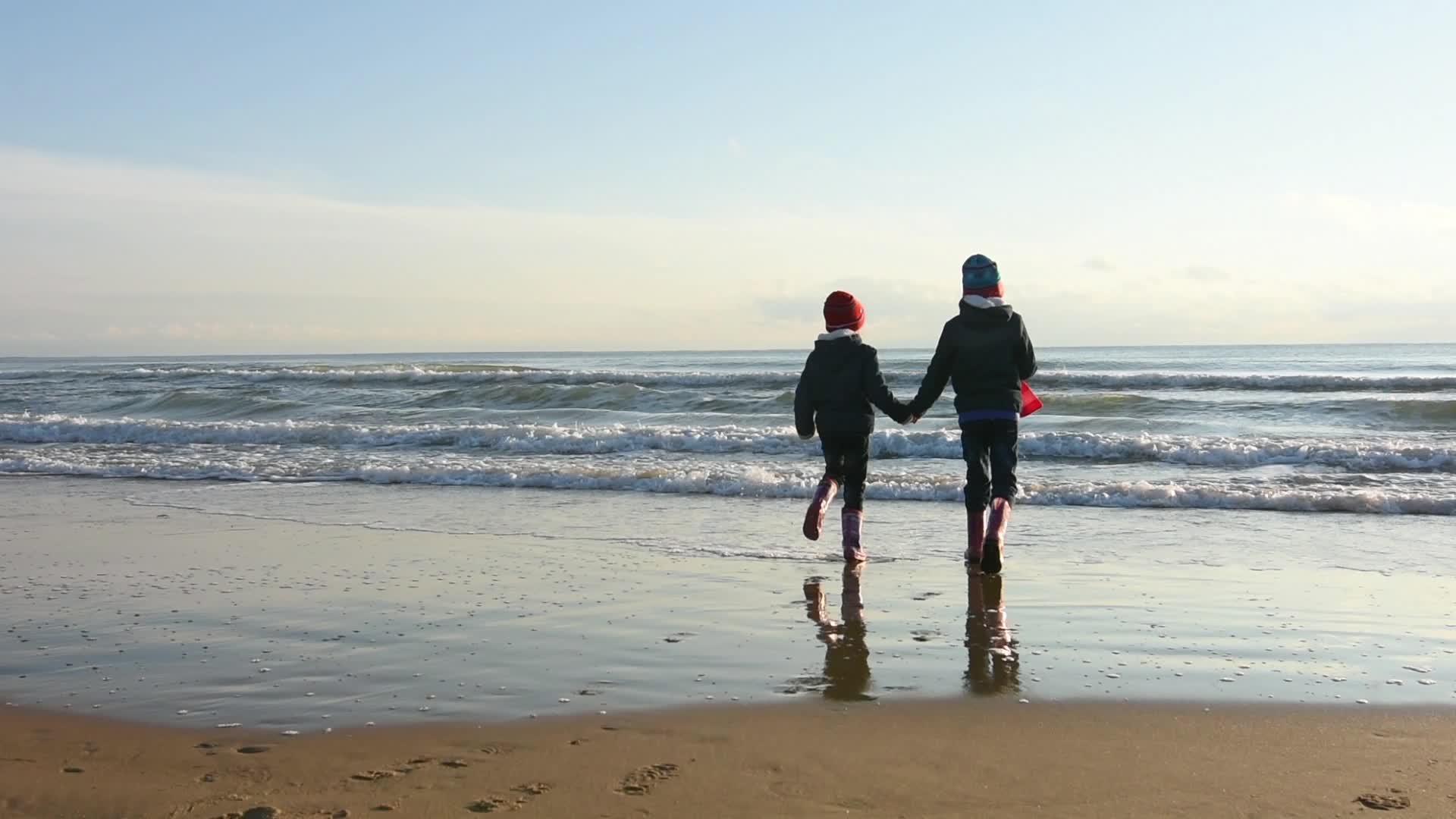 两个快乐的女孩高兴地跑到海滩然后逃跑了视频的预览图