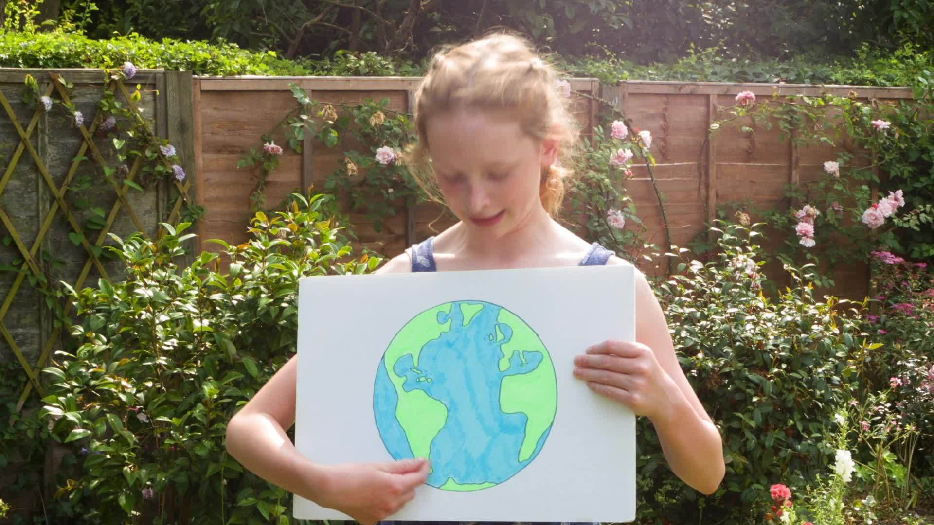 前高加索女孩持有世界标志视频的预览图