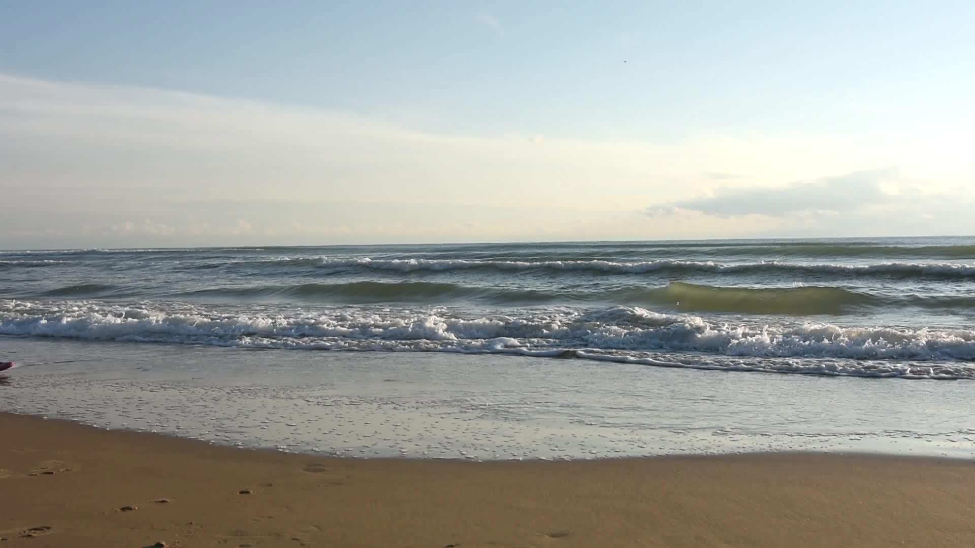 一个5岁的女孩在海滩上穿靴子去海滩视频的预览图