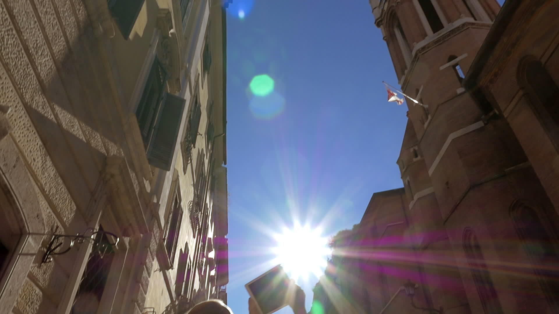 在阳光明媚的白天女性通过德尔巴布伊诺街视频的预览图