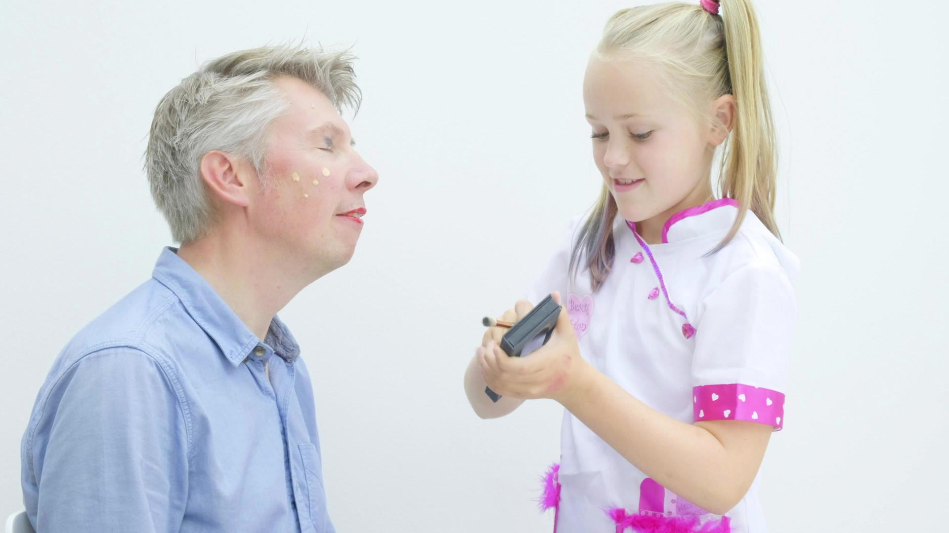 年轻的女孩在父亲面前打扮成化妆品视频的预览图