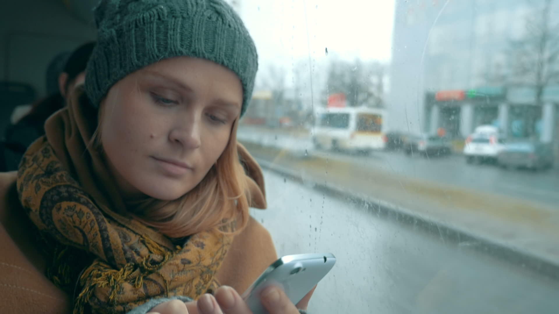 雨天在公共汽车上使用电话的妇女视频的预览图