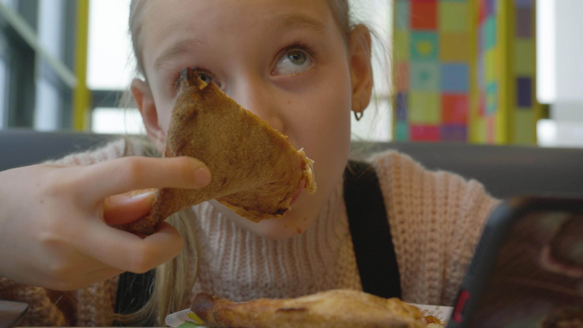 可爱的小女孩吃披萨快乐的孩子晚餐快乐的食物概念你喜欢视频的预览图