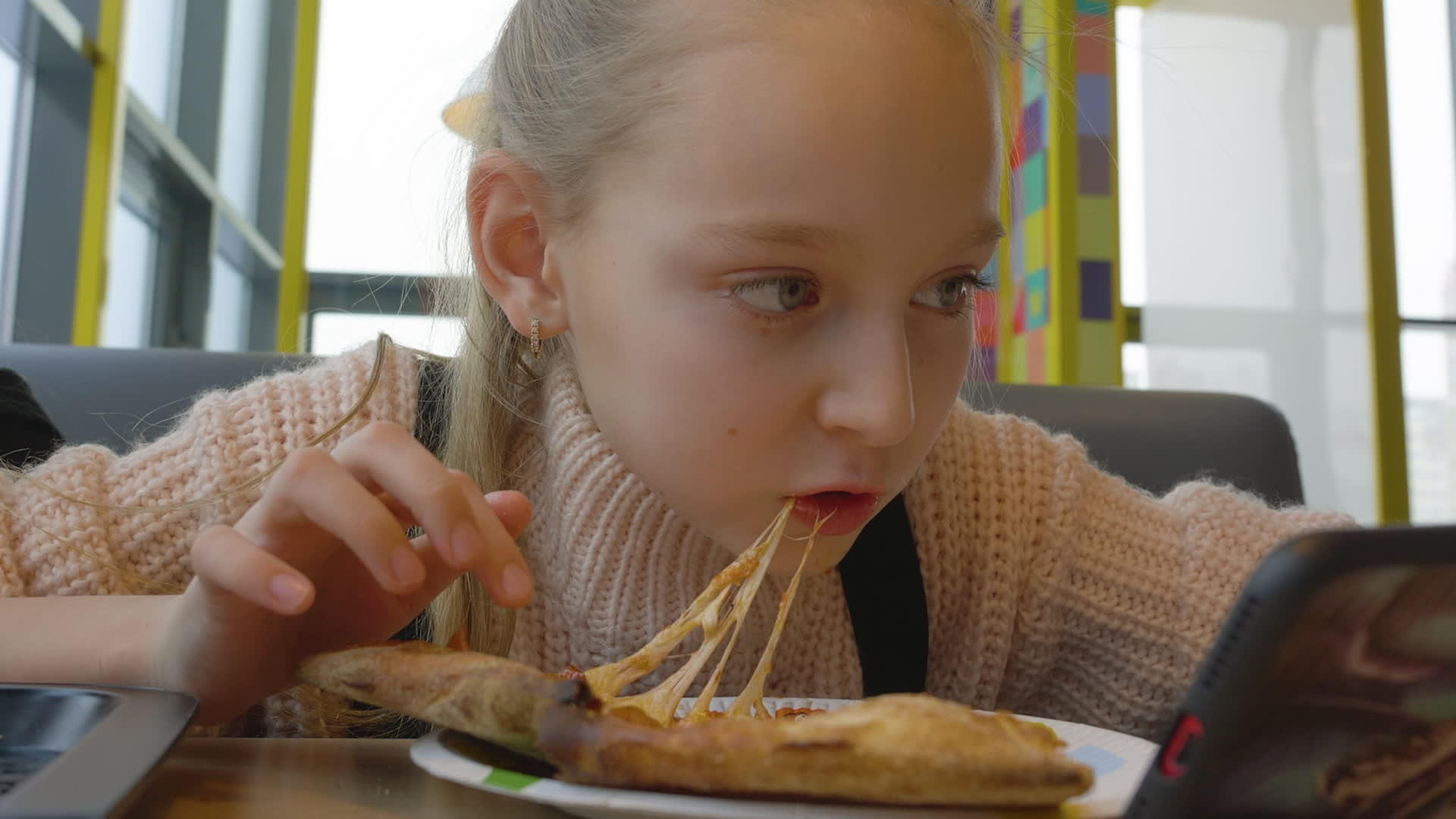 女孩在意大利快餐店吃香肠披萨和沙拉米视频的预览图
