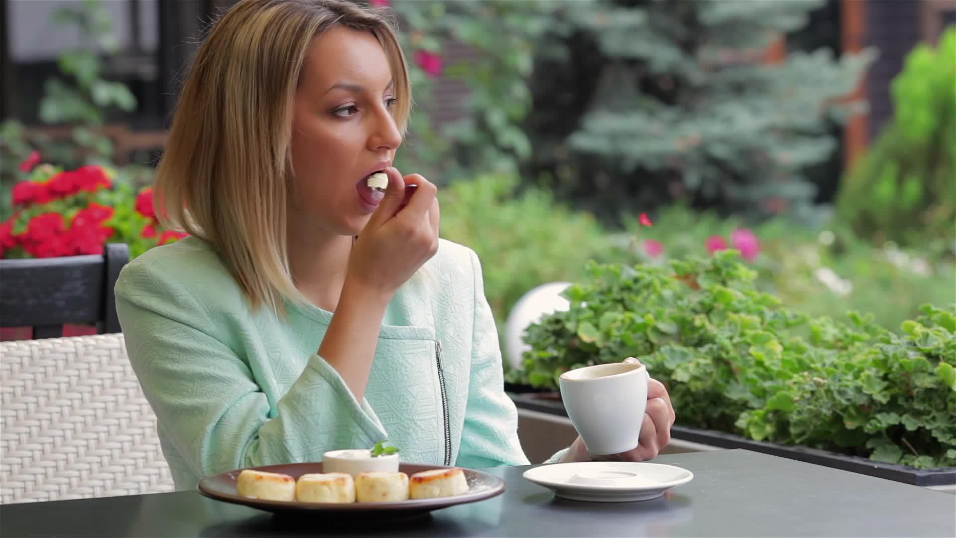 女人吃甜点视频的预览图