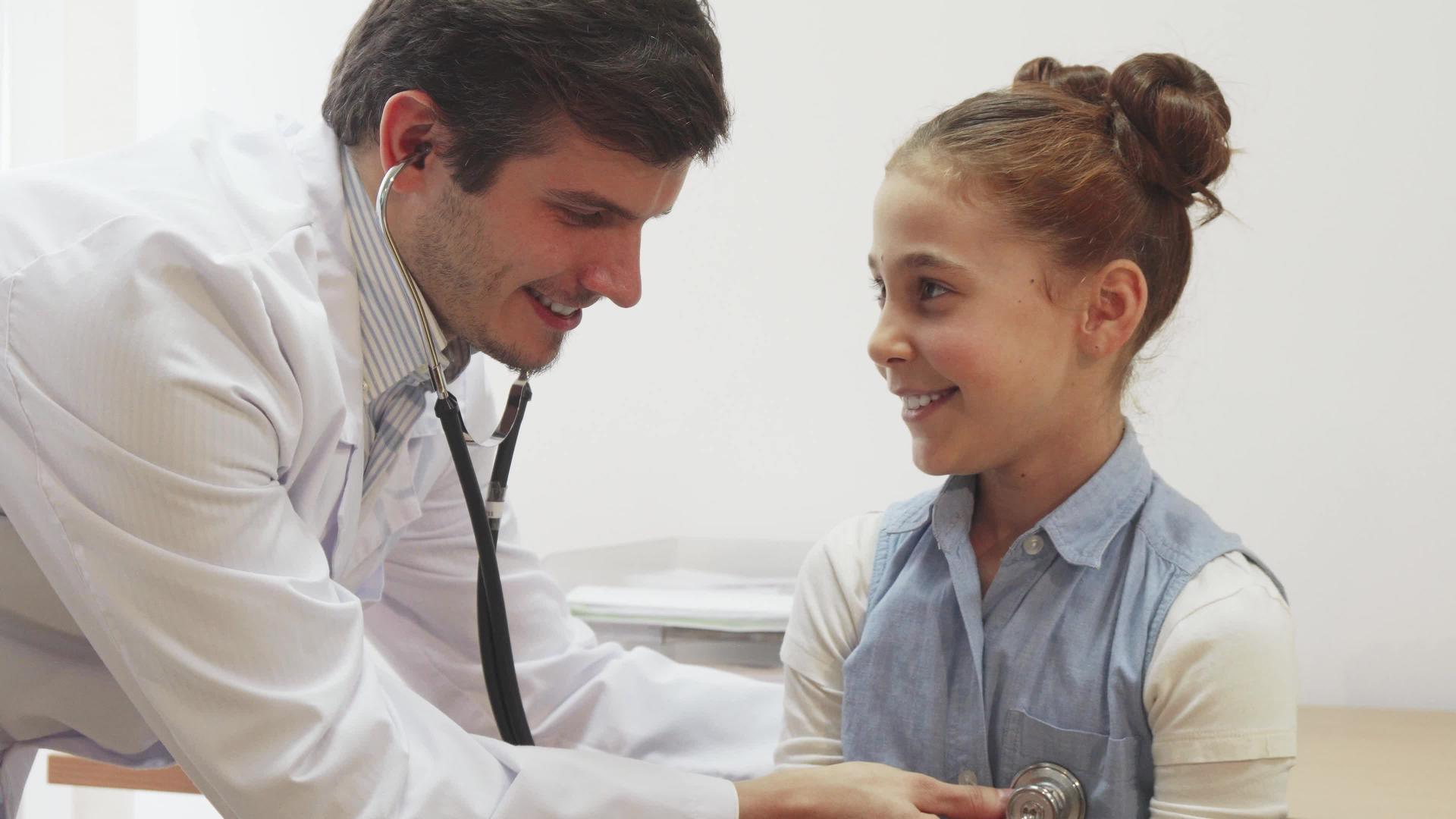 一个可爱的小女孩正在接受医生的检查视频的预览图
