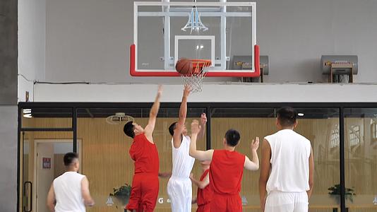 篮球运动员过人上篮抢篮板视频的预览图