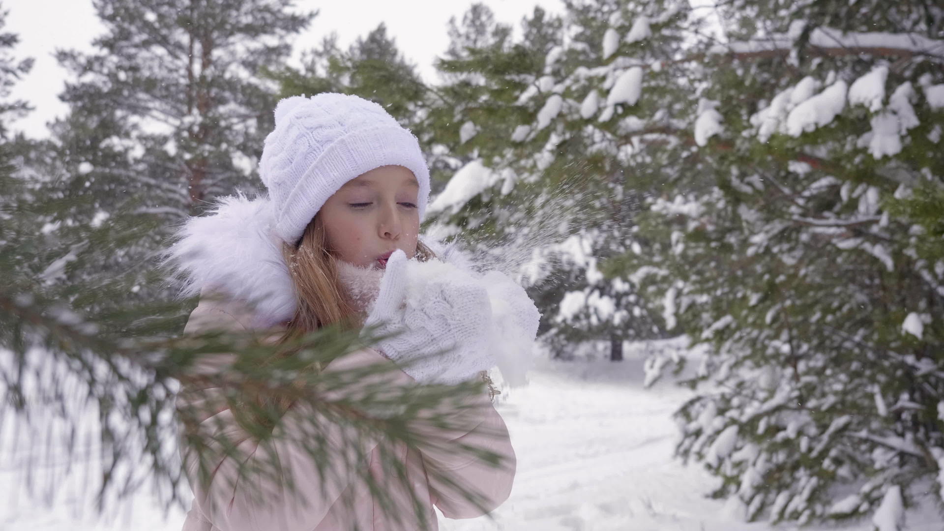 女孩从她手里吹雪视频的预览图