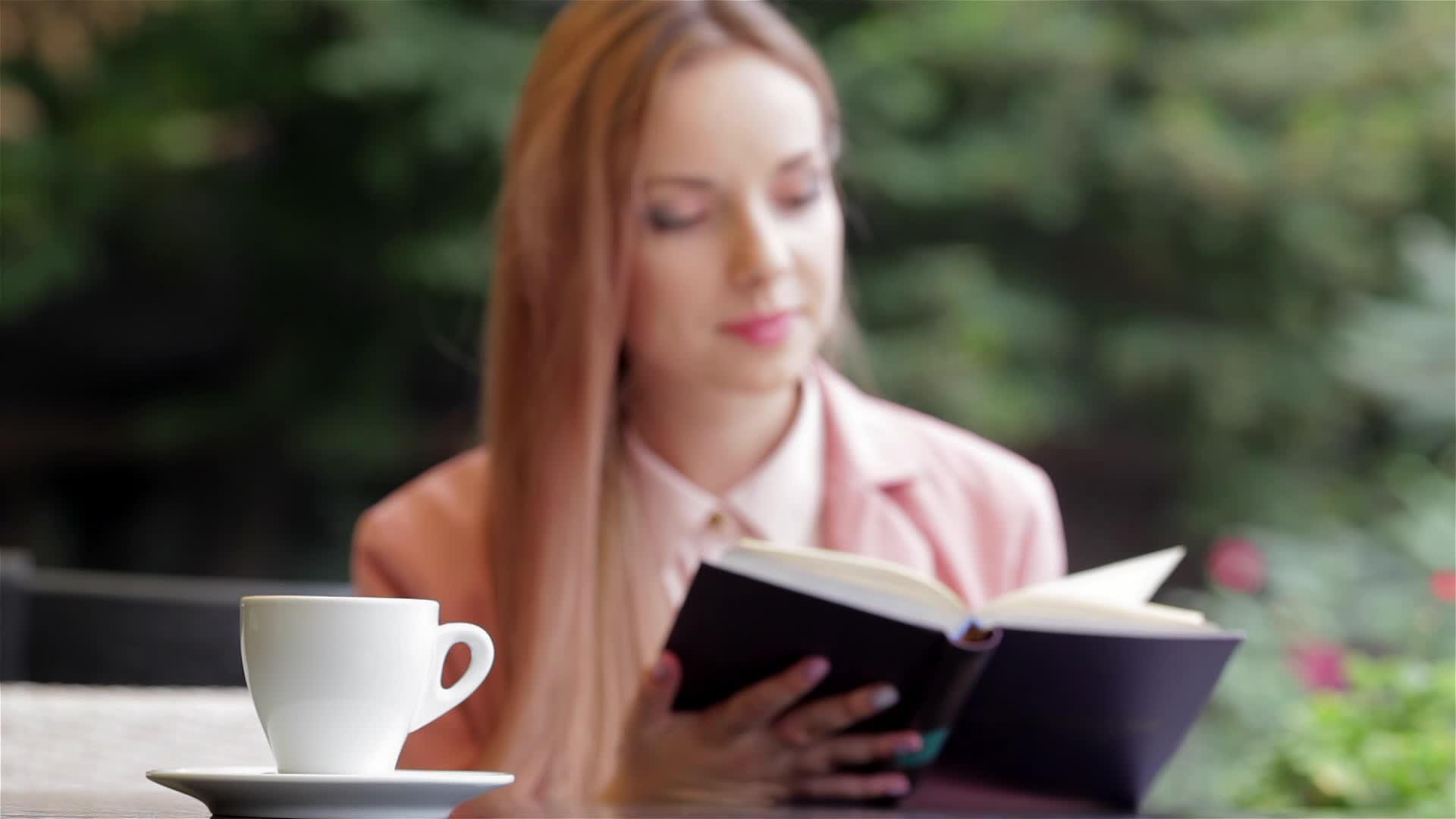 阅读和咖啡视频的预览图