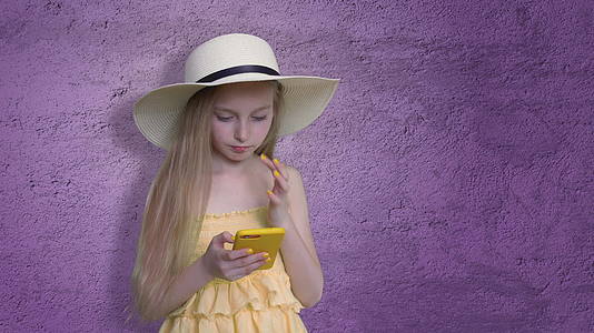 女孩在紫外线背景上安装了手机视频的预览图