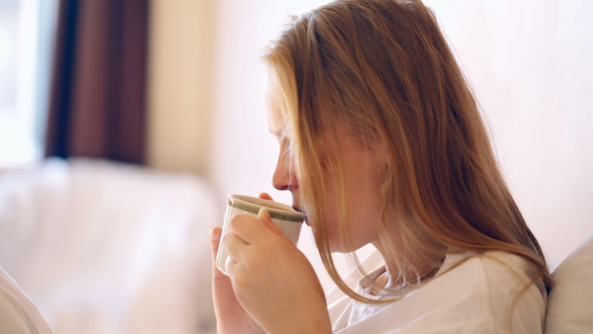 女人早上喝一杯热咖啡视频的预览图