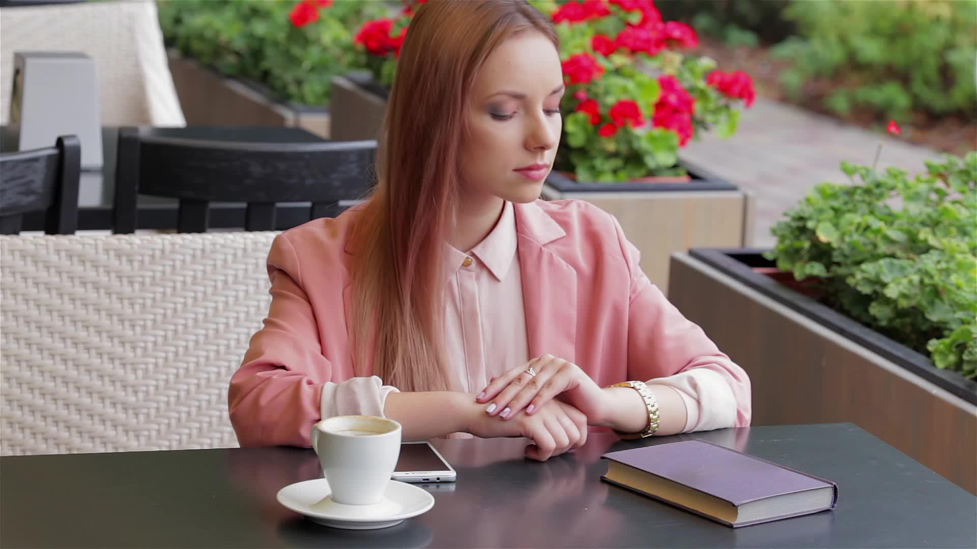 美丽的女人坐在餐厅里视频的预览图