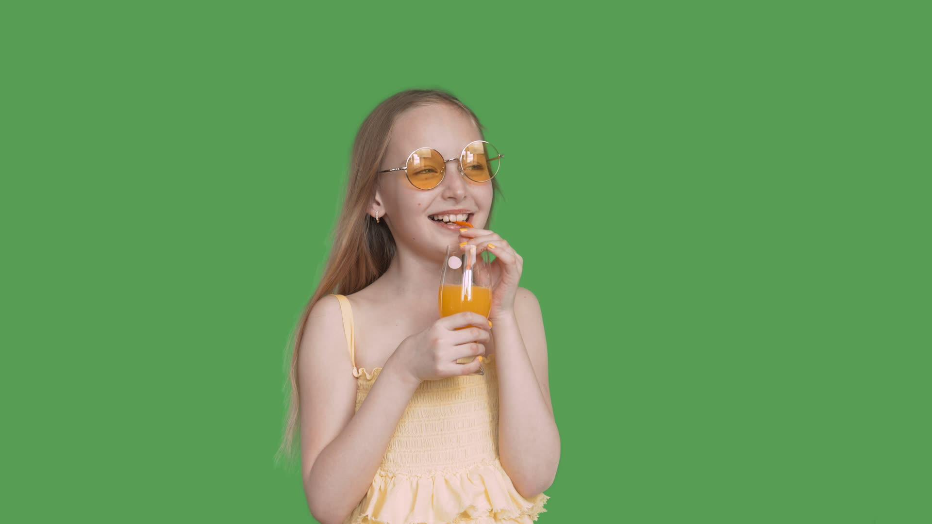 穿着黄色眼镜的女孩穿着绿色屏幕上的酒汁视频的预览图
