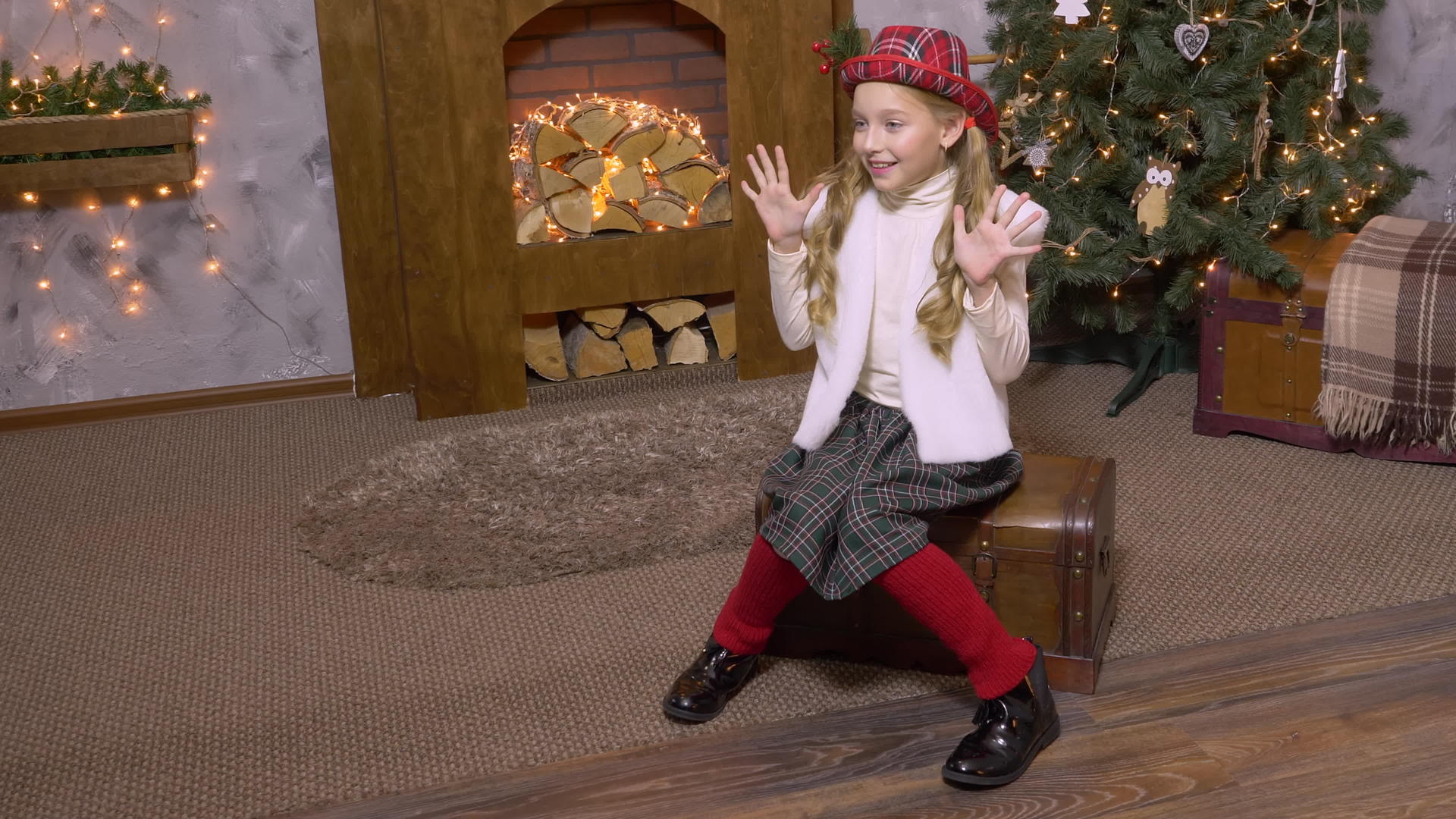 一个穿着圣诞服装的女孩在拍照时穿着彩色的衣服视频的预览图