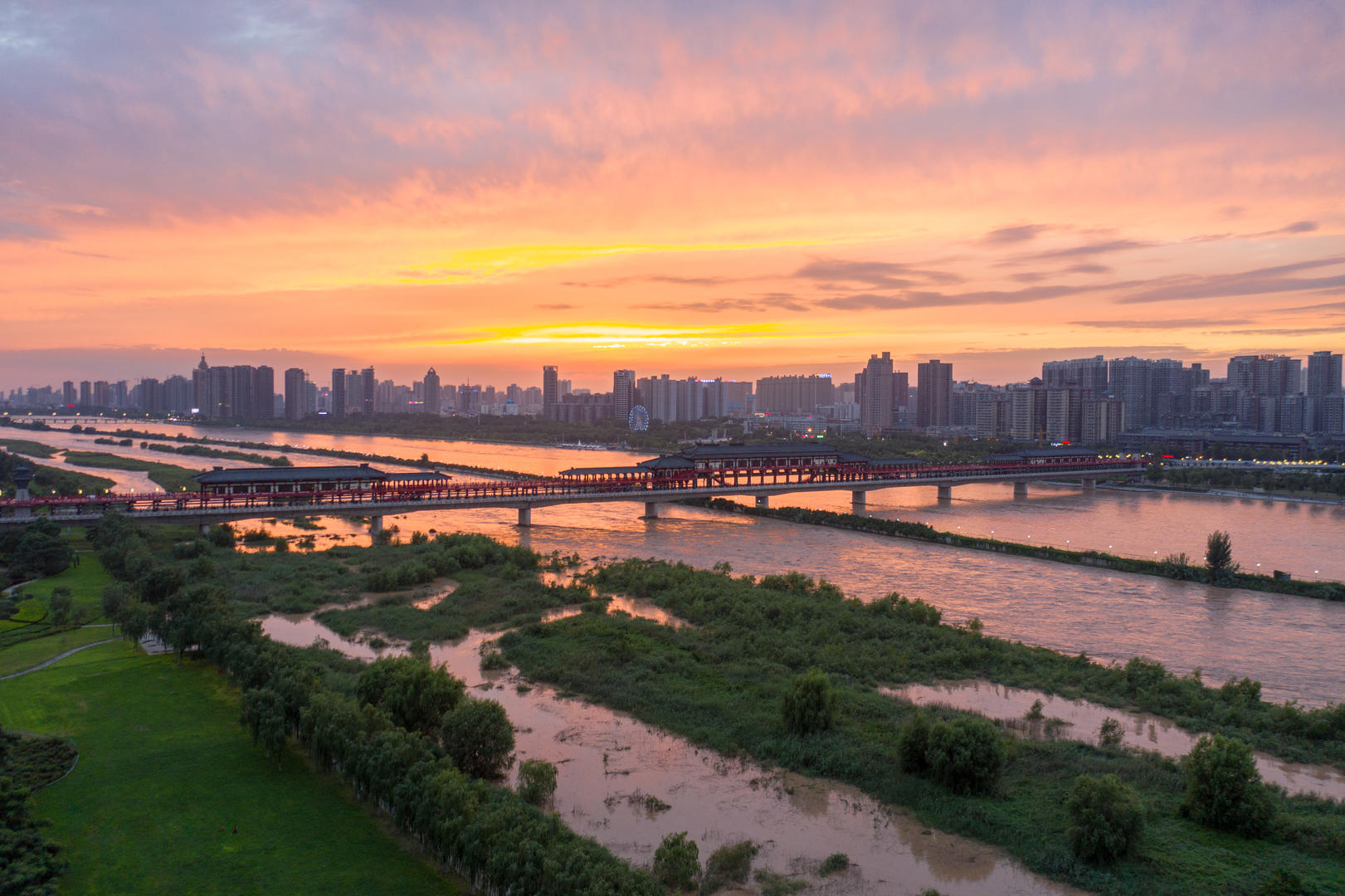 日落下的咸阳古城视频的预览图