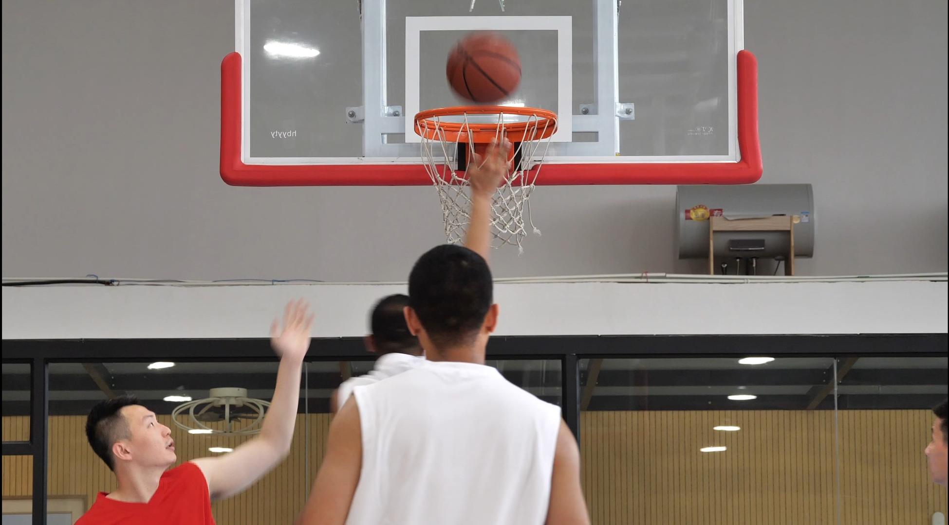 篮球运动员上篮进球视频的预览图