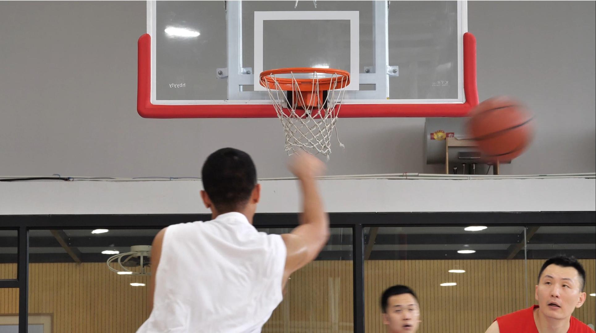 篮球运动员传球过人投篮视频的预览图