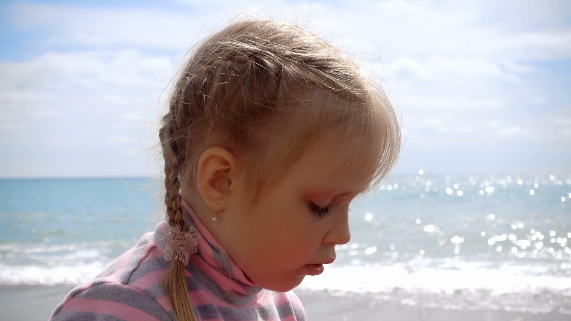 在海边画一个孩子的肖像视频的预览图