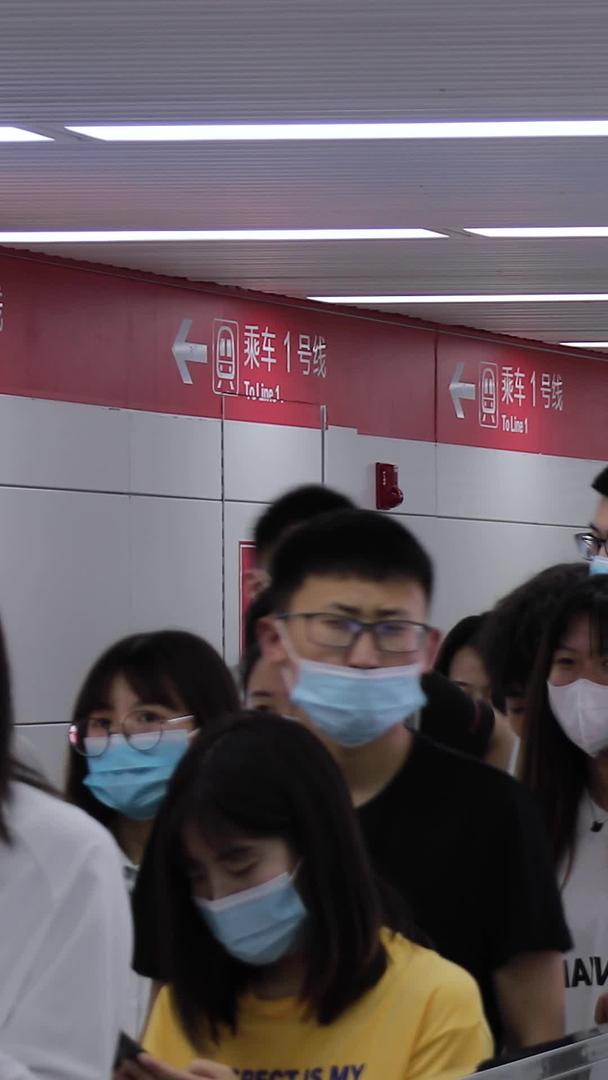 拍摄疫情期间戴口罩排队通过安检的人群素材视频的预览图