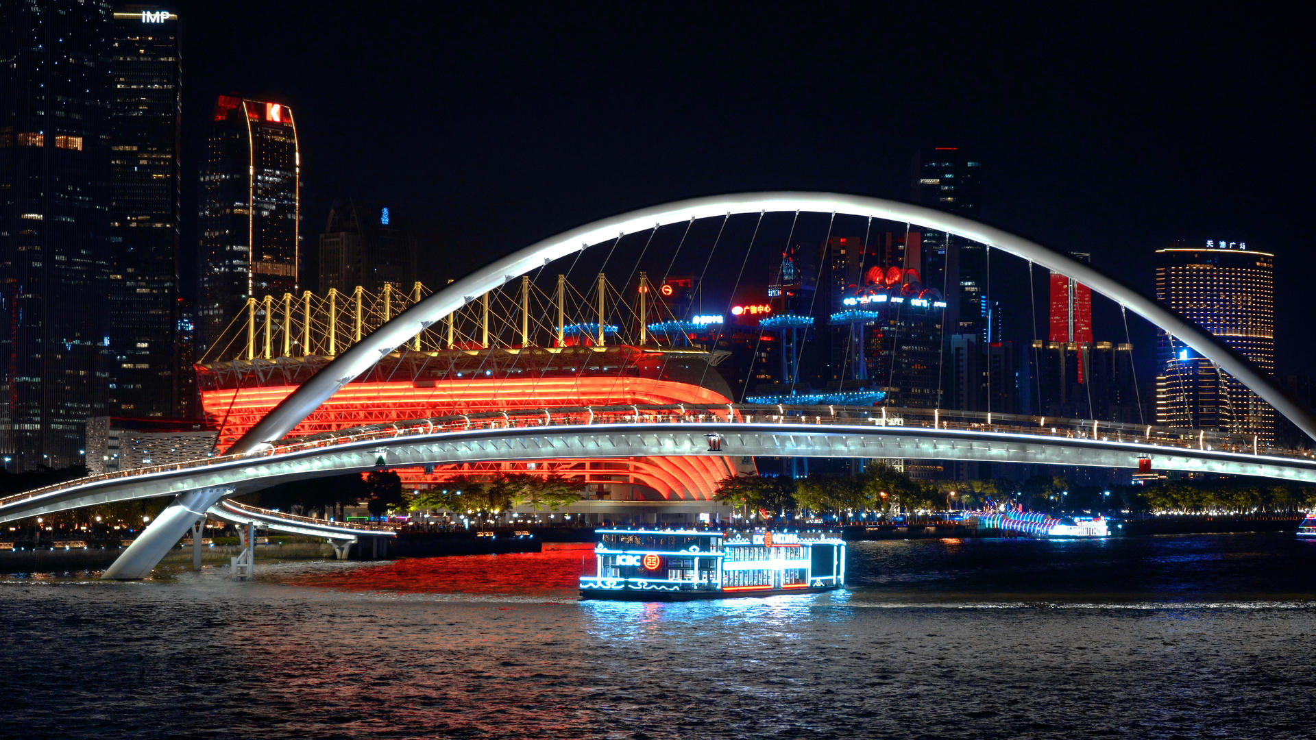 4K实拍广州地标海心大桥夜景船只视频的预览图