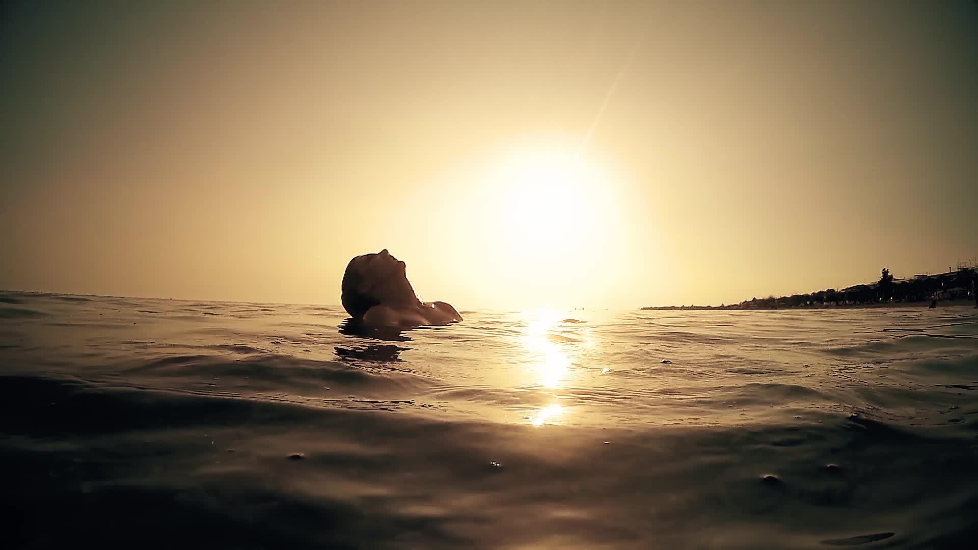 年轻迷人的时装模特女模特在苏斯奈特海水中湿发视频的预览图