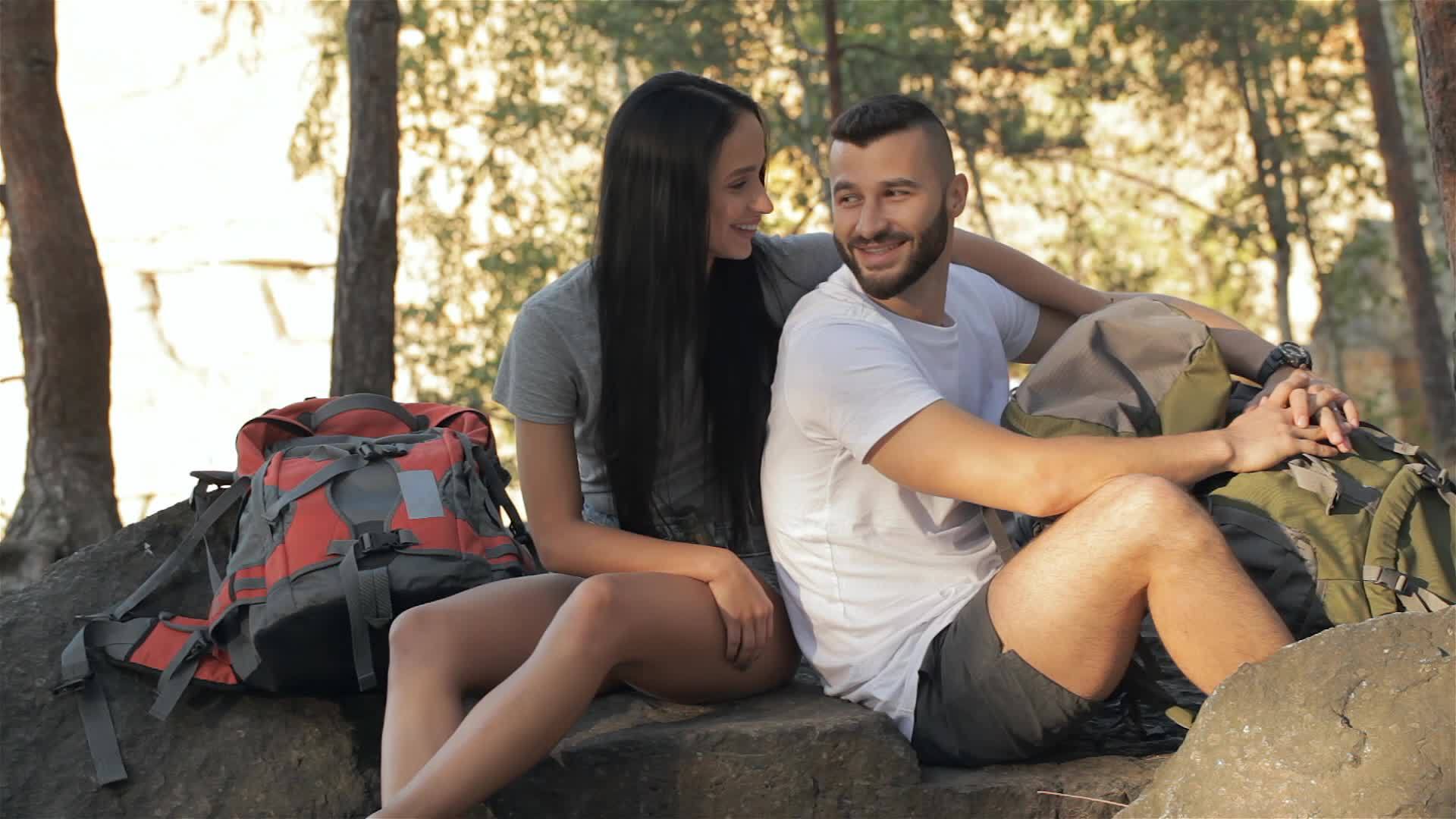 一对远足夫妇在森林里聊天视频的预览图