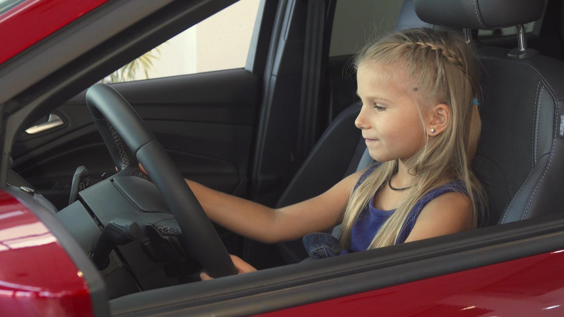女婴坐在方向盘上假装开车视频的预览图