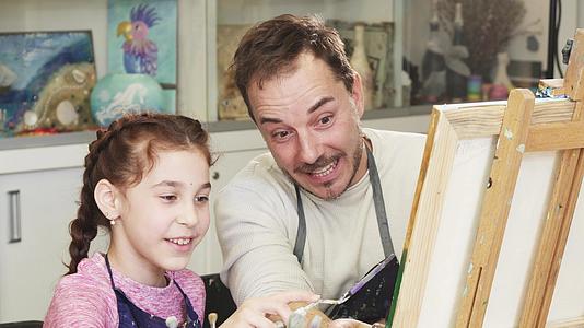 快乐的小女孩和她的父亲一起画了一幅画视频的预览图