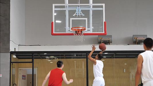 篮球运动员跑位传球投篮视频的预览图